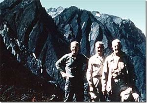 forbes-wilson-kanan-bersama-anggota-geologist-freeport-di-erstberg-1967